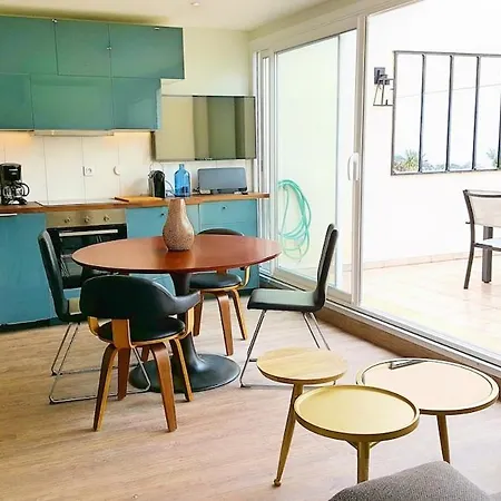 Le 22-2 Bedroom Apartment, 180 Sea View Terrace 아파트